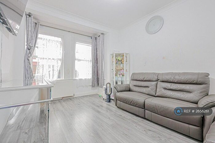 3 Bedroom Flat To Rent In Southview Drive, Westcliff, SS0