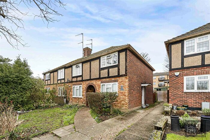 2 Bedroom Maisonette For Sale In Monks Close, Enfield, EN2