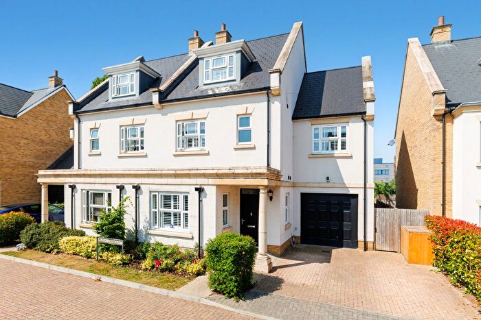 5 Bedroom Semi-detached House For Sale In Cagney Close, Sunbury-On-Thames, TW16