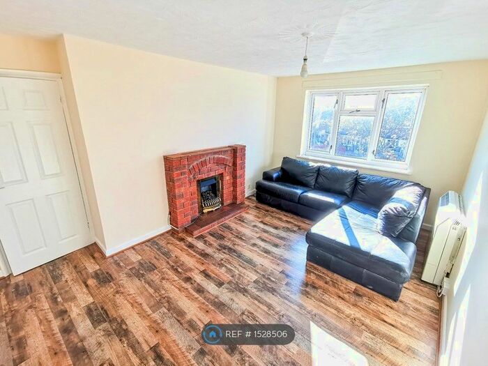 1 Bedroom Flat To Rent In Central Drive, Bilston, WV14