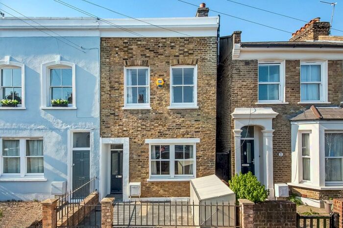 4 Bedroom House To Rent In Henslowe Road, East Dulwich, London, SE22