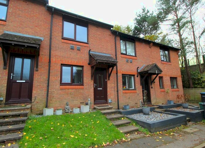 2 Bedroom Mews To Rent In Rowhurst Avenue, Addlestone, KT15