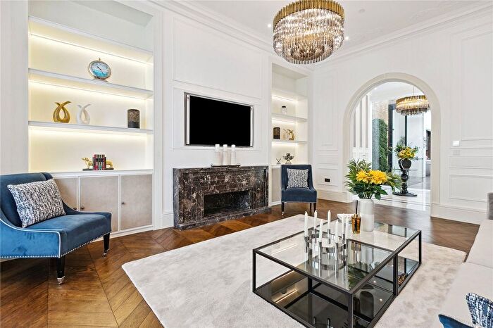 3 Bedroom Flat To Rent In Vicarage Gate, Kensington, W8