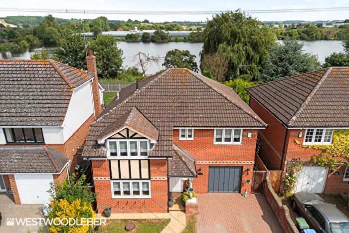 4 Bedroom Detached House For Sale In Eldon Road, Dobbs Weir, EN11