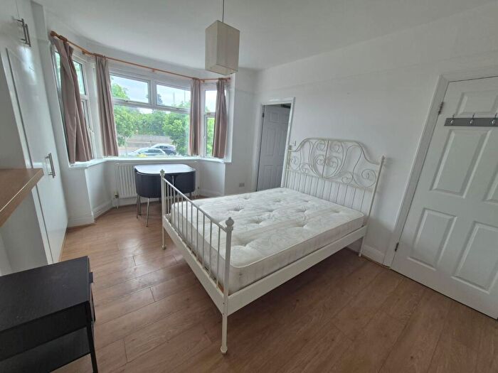 Studio To Rent In North Circular Road, N13