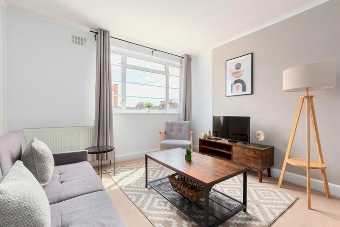 2 Bedroom Flat To Rent In Hamlet Gardens, London, W6