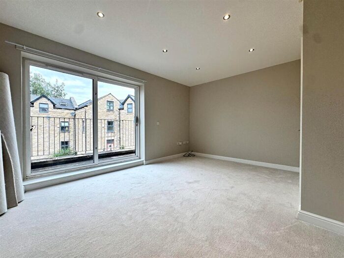 4 Bedroom Town House To Rent In Hebble View, Halifax, HX3