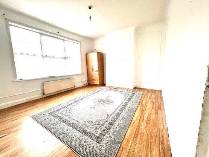 4 Bedroom Maisonette To Rent In The Promenade, Edgware, HA8