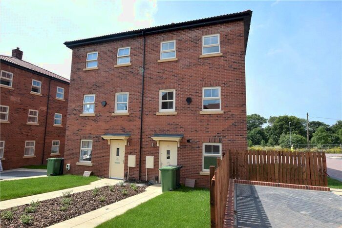 2 Bedroom Town House To Rent In Asket Garth, Leeds, West Yorkshire LS14