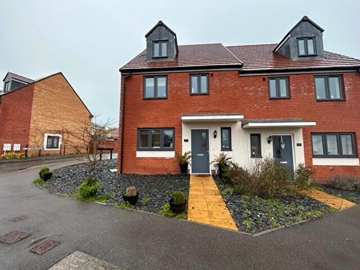 4 Bedroom End Of Terrace House To Rent In Trinity Way, Basingstoke, RG24