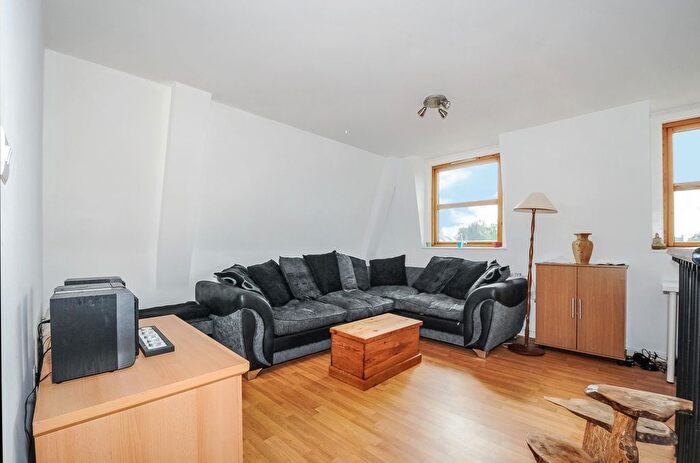 2 Bedroom Flat To Rent In Hendre Road, Old Kent Road, London, SE1