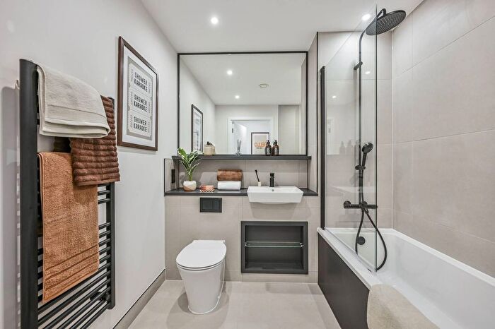 2 Bedroom Flat For Sale In North Gate Park, Harringay, London, N15