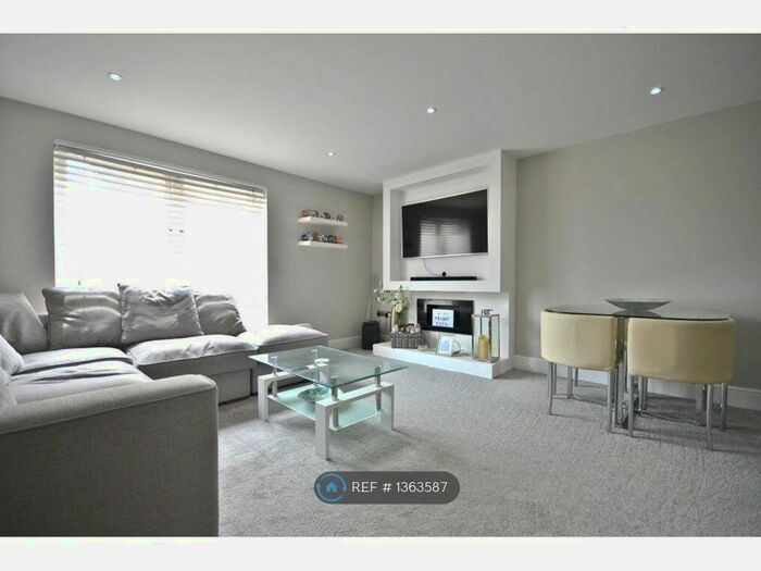 2 Bedroom Flat To Rent In Jaguar Lane, Bracknell, RG12