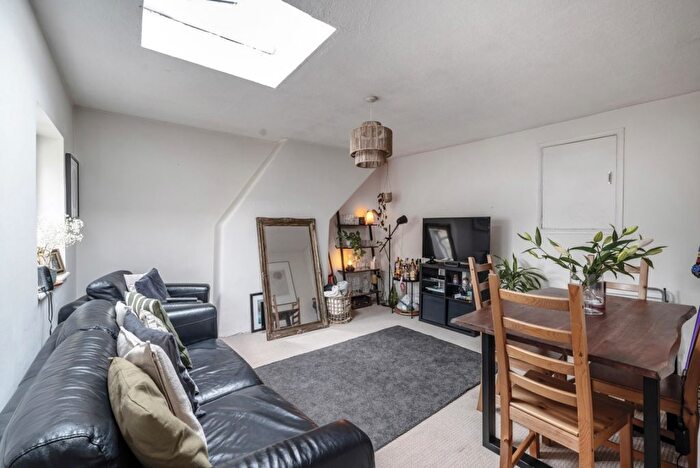 2 Bedroom Flat To Rent In Rowfant Road, Balham, London, SW17