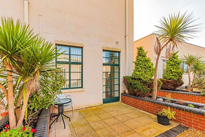 1 Bedroom Flat For Sale In Courtlands, Sully, CF64