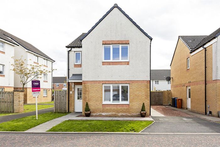 3 Bedroom Detached House For Sale In Farm Wynd, Woodilee Village, G66