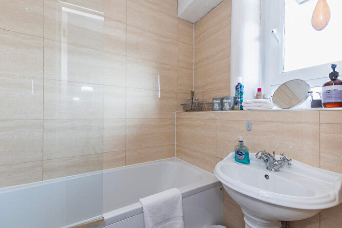 1 Bedroom Flat To Rent In Falstaff House, Arden Estate, London, N1