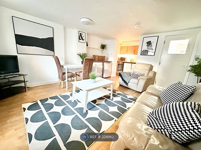 2 Bedroom Flat To Rent In Union Road, Exeter, EX4