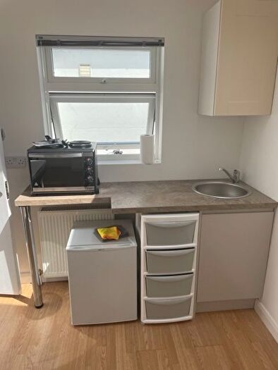 Studio To Rent In Selborne Gardens, London, NW4