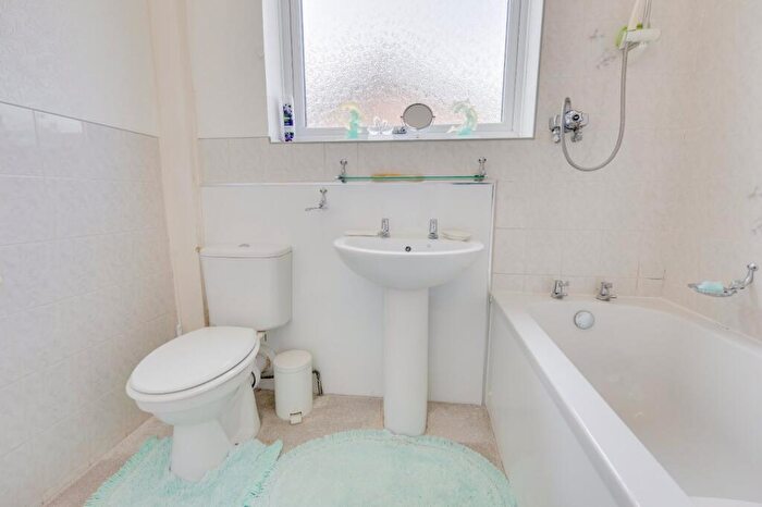 2 Bedroom Bungalow For Sale In Wrenbury Avenue, Leeds, West Yorkshire, LS16