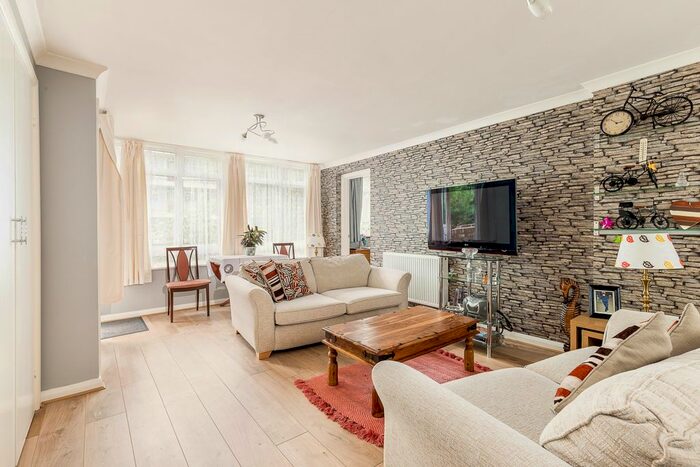 1 Bedroom Flat To Rent In Lenthall House, Churchill Gardens, Pimlico SW1V