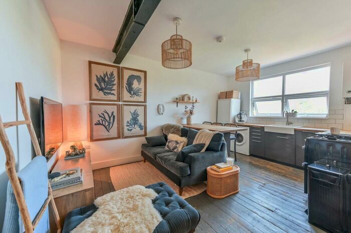 2 Bedroom Flat To Rent In Lyndhurst Road, Wood Green, London, N22
