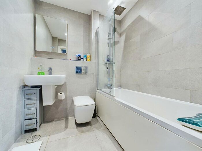 1 Bedroom Apartment For Sale In Old Road, Chatham, ME4