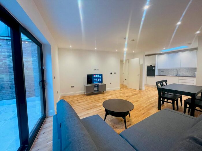 2 Bedroom Flat To Rent In Askew Road, London, W12