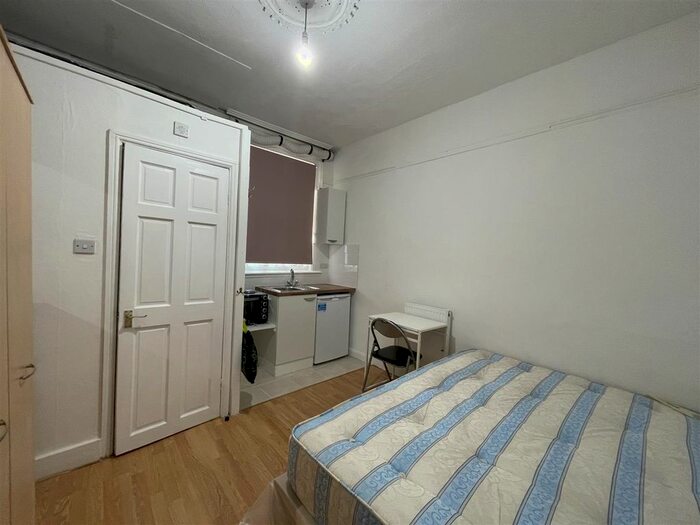Studio To Rent In Buckingham Road, Harlesden, NW10