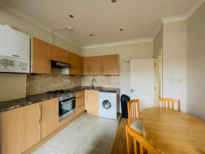 3 Bedroom Flat To Rent In Montana Road, London, SW17