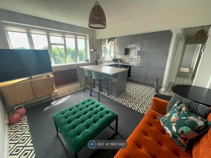 2 Bedroom Flat To Rent In Sandhurst Court, London, SW2