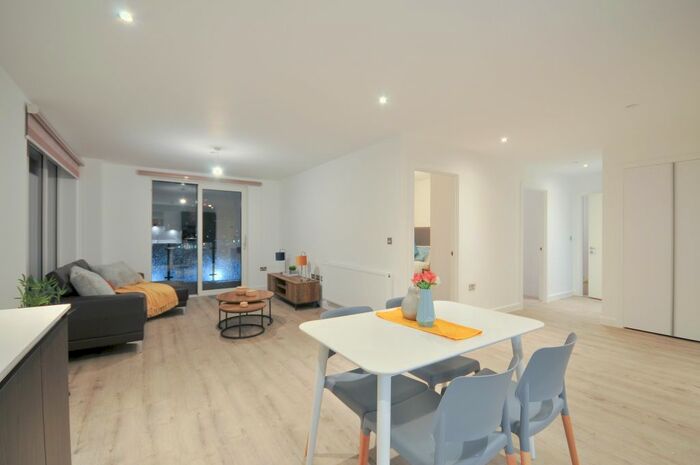 3 Bedroom Flat To Rent In Lockgate Square, Salford, M5