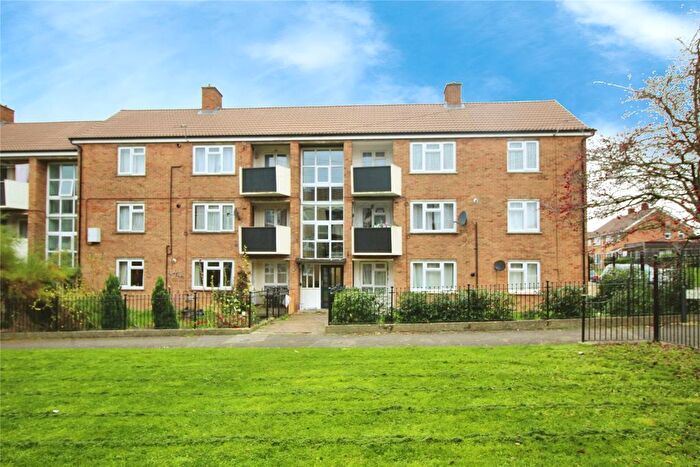 2 Bedroom Flat To Rent In The Fairway, Bedford, Bedfordshire, MK41