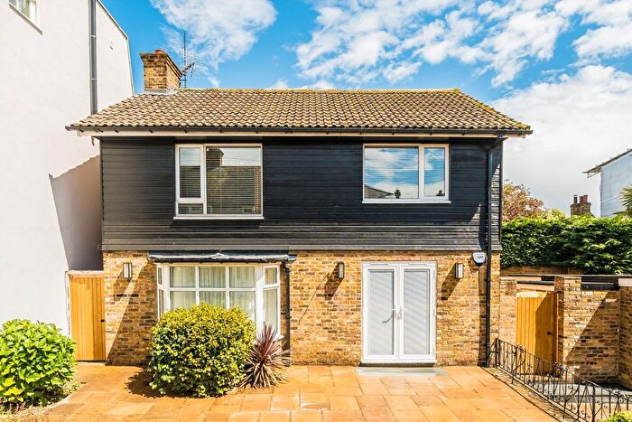 2 Bedroom Flat For Sale In Bell Lane, Twickenham, TW1