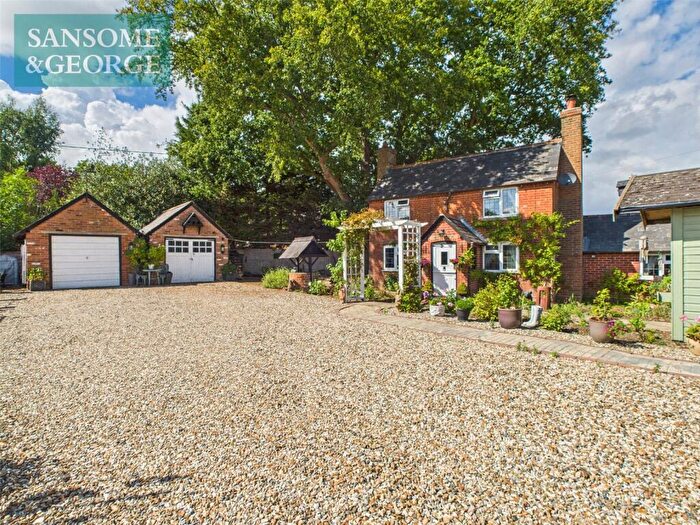 3 Bedroom Detached House For Sale In Aldermaston Road, Pamber Green, Tadley, Hampshire, RG26