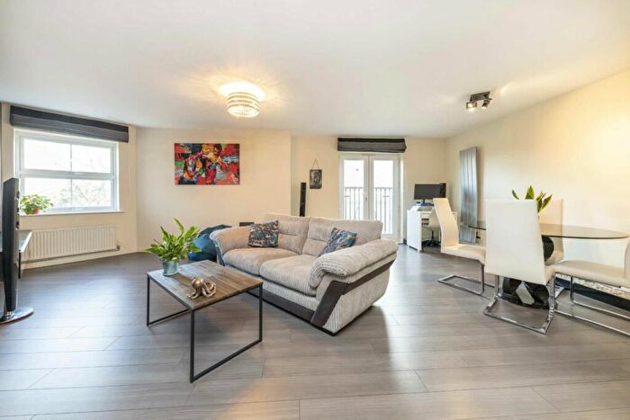 2 Bedroom Flat To Rent In Coppetts Road, London, N10