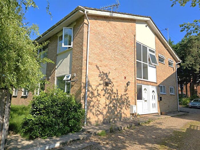 2 Bedroom Maisonette For Sale In St Johns Court, Brookwood, GU24