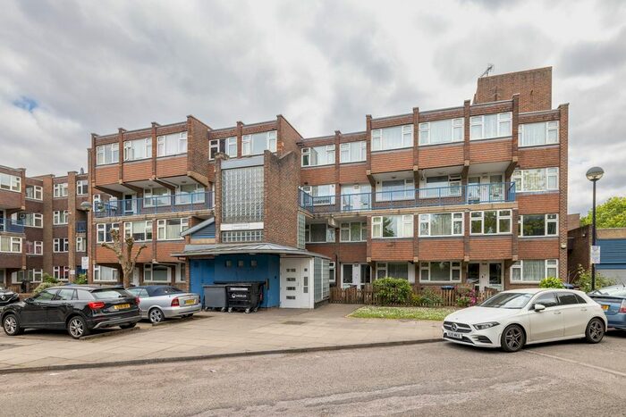 3 Bedroom Maisonette To Rent In Wharton Close, Neasden, NW10