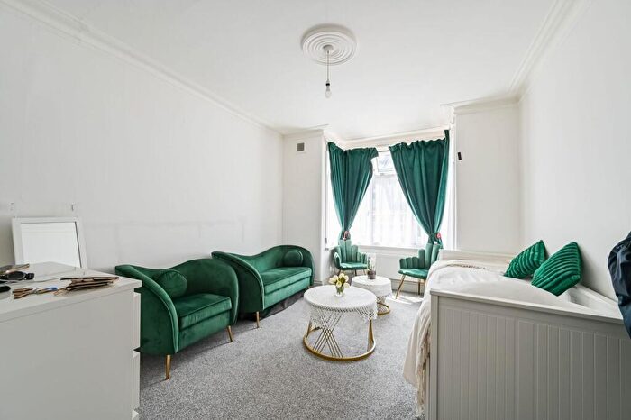 1 Bedroom Flat To Rent In Dersingham Avenue, Manor Park, London, E12