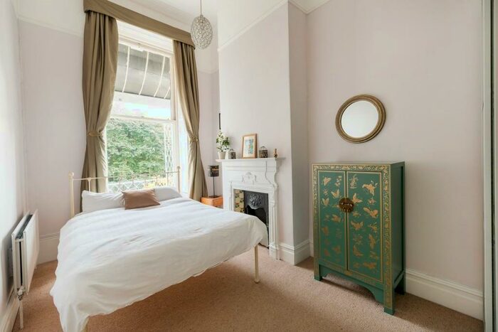 2 Bedroom Flat To Rent In Royal York Crescent, Bristol, BS8