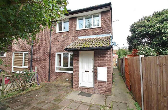 2 Bedroom End Of Terrace House To Rent In Glen Walk, Isleworth, TW7