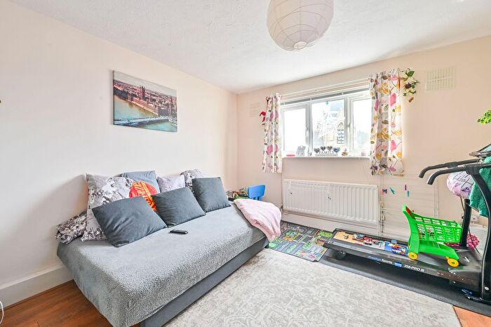 1 Bedroom Flat To Rent In Connaught Road, Silvertown, London, E16