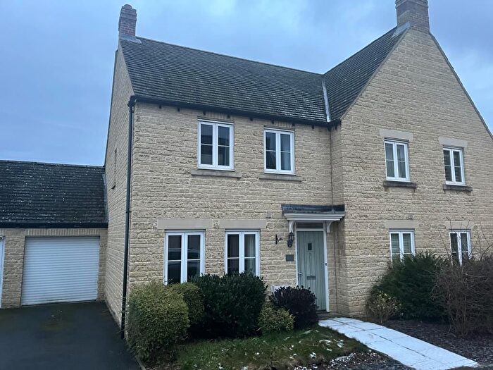 3 Bedroom Semi Detached House For Sale In Carterton, Oxfordshire, OX18