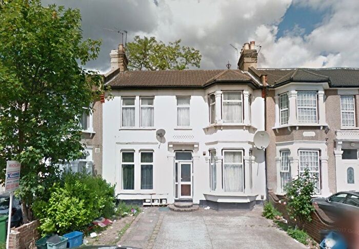 2 Bedroom Barn Conversion To Rent In Flat A, Empress Avenue, Ilford, Essex, IG1