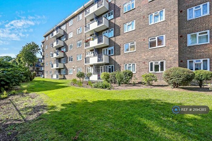 3 Bedroom Flat To Rent In Sylvia Court, London, N1