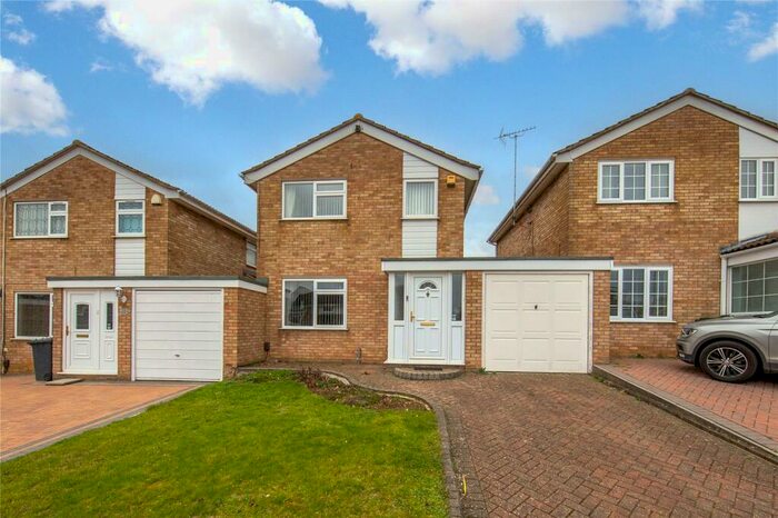 3 Bedroom Detached House To Rent In Oving Close, Luton, Bedfordshire, LU2