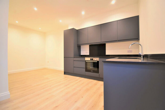 2 Bedroom Apartment To Rent In Lodge Lane, London, N12