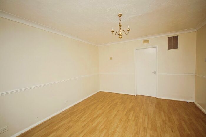 3 Bedroom End Of Terrace House For Sale In Highwood Avenue, Solihull, B92