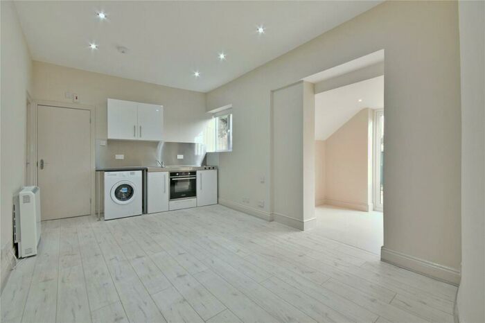 1 Bedroom Flat To Rent In Pellatt Grove, Wood Green, N22