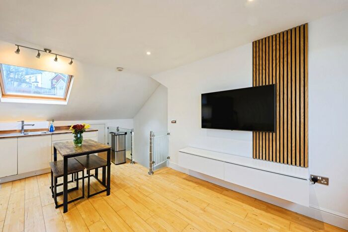 2 Bedroom Maisonette For Sale In Garlands Road, Redhill, Surrey, RH1